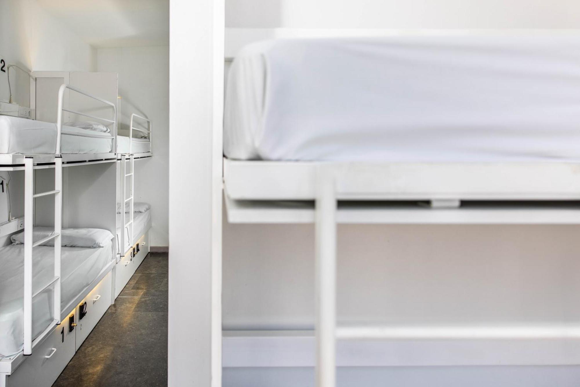 Single Bed 10-Bed Dormitory Room